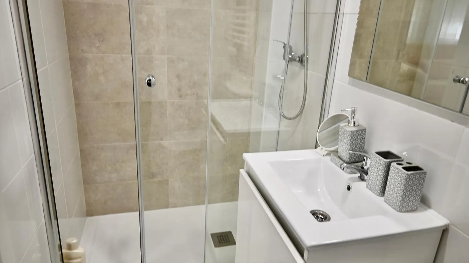 Apartment For You Rentals Coqueto Y Amplio Studio Temporal En El Barrio Quintana Ale141º Madrid