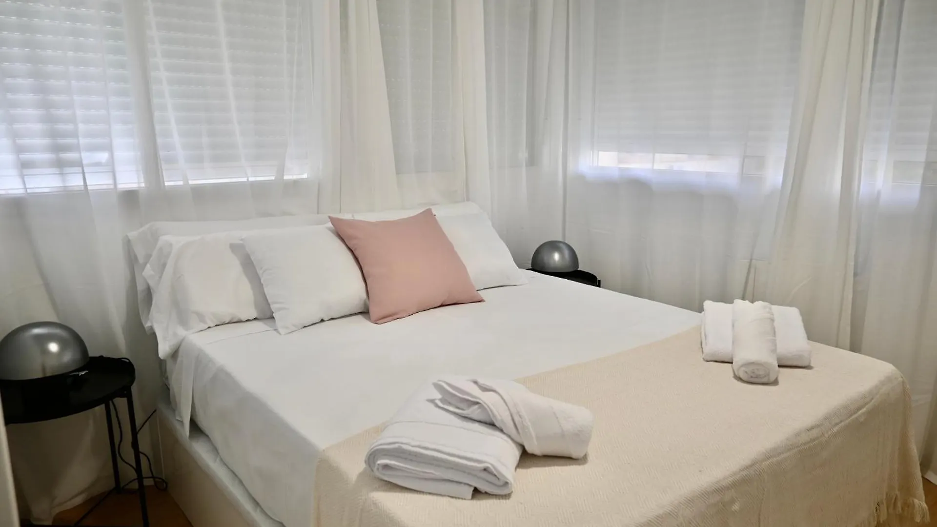 For You Rentals Coqueto Y Amplio Studio Temporal En El Barrio Quintana Ale141º Madrid Apartment