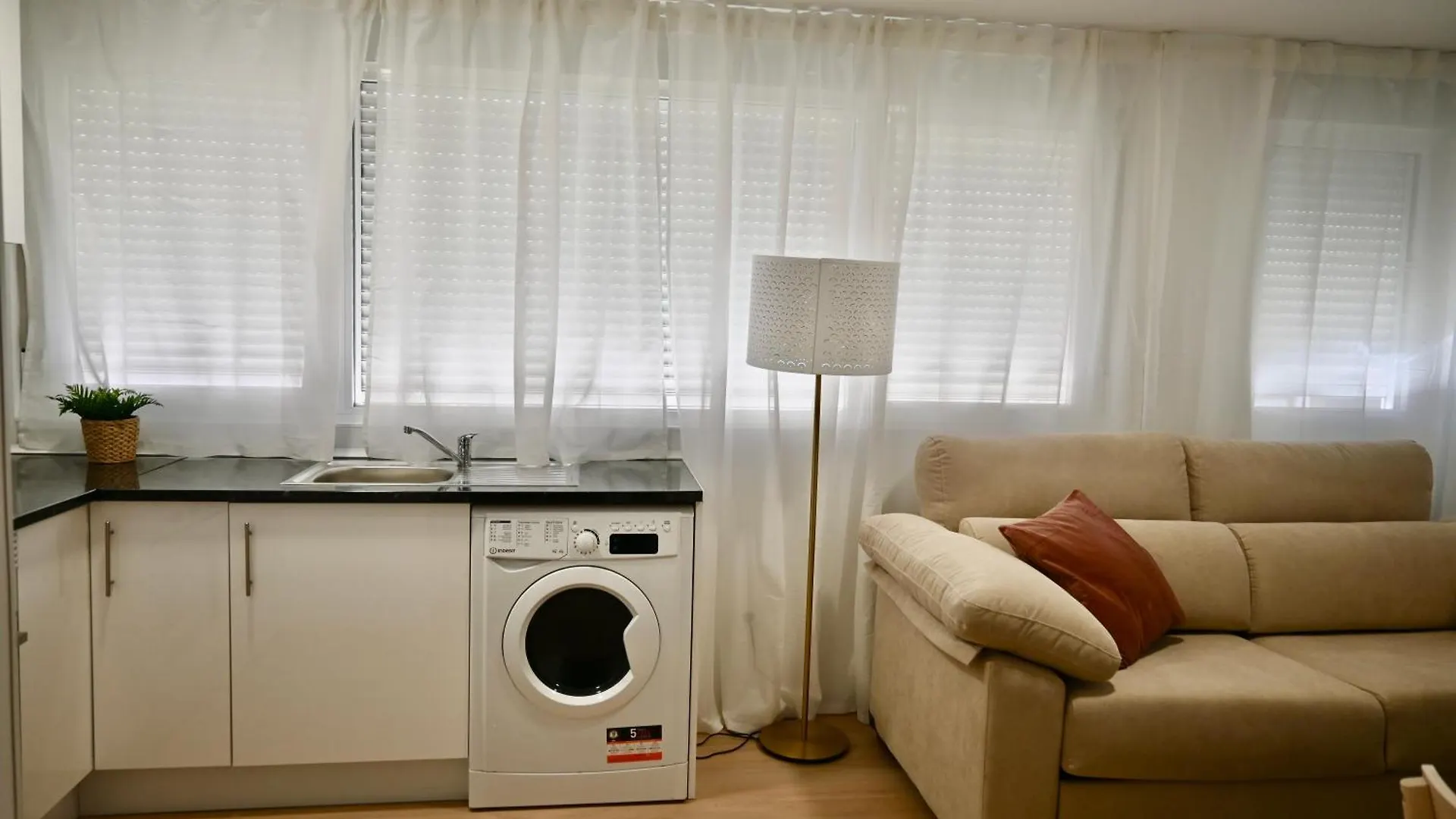 For You Rentals Coqueto Y Amplio Studio Temporal En El Barrio Quintana Ale141º Madrid 0*,  Spain